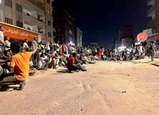 لجنة الأطباء: إصابات وحالات دهس خلال تفريق مواكب بالخرطوم لجنة الأطباء: إصابات وحالات دهس خلال تفريق مواكب بالخرطوم