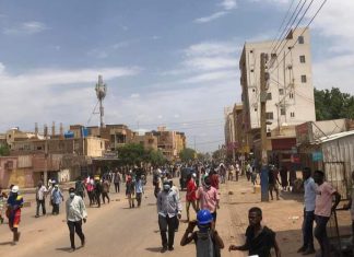 الشرطة السودانية تطلق الغاز على المتظاهرين المتجهين نحو القصر الجمهوري عاجل .. الشرطة السودانية تطلق الغاز على حشود المتظاهرين في نقطة التجمع واصرار الثوار على التقدم نحو القصر الجمهوري (فيديو)