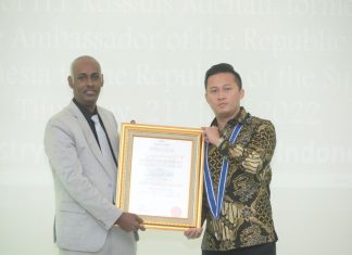 حفل مراسمي بمناسبة منح وسام النيلين للسفير الراحل روساليس عدنان بالخارجية الاندونيسية حفل مراسمي بمناسبةمنح وسام النيلين للسفير الراحل روساليس عدنان بالخارجيةالاندونيسية