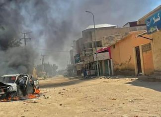 الآلاف من الهوسا يغلقون الطرقات في عدة مدن سودانية بعد مواجهات قبلية دامية الآلاف من الهوسا يغلقون الطرقات في عدة مدن سودانية بعد مواجهات قبلية دامية