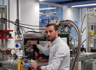 مبادرة لتوجيه طلاب الجزائر نحو التخصصات العلمية يقودها باحث بجامعة أكسفورد مبادرة لتوجيه طلاب الجزائر نحو التخصصات العلمية يقودها باحث بجامعة أكسفورد