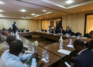 مسؤول بريطاني يبحث مع البرهان ومناوي الأزمة في السودان مسؤول بريطاني يبحث مع البرهان ومناوي الأزمة في السودان