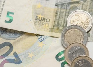 في سابقة منذ 2002.. اليورو يبلغ مستوى التكافؤ مع الدولار في سابقة منذ 2002.. اليورو يبلغ مستوى التكافؤ مع الدولار