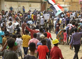 سودانيون يتظاهرون في العاصمة لإنهاء الحكم العسكري سودانيون يتظاهرون في العاصمة لإنهاء الحكم العسكري