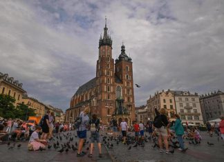 سياحة مربحة.. كيف تجني الأموال من السفر؟ سياحة مربحة.. كيف تجني الأموال من السفر؟