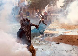 مظاهرات السودان: أكثر من مائة إصابة واعتقالات وقمع مفرط بقنابل الغاز مظاهرات السودان : أكثر من مائة إصابة برصاص ناري ومطاطي ودهس بالمدرعات وإعتقالات وقمع مفرط بمواد كيميائية وقنابل الغاز