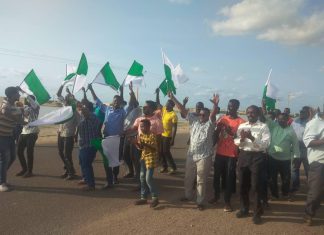 جماهير بحر أبيض تحتفي بعودة فريق الرابطة كوستي للممتاز جماهير بحر أبيض تحتفي بعودة فريق الرابطة كوستي للممتاز