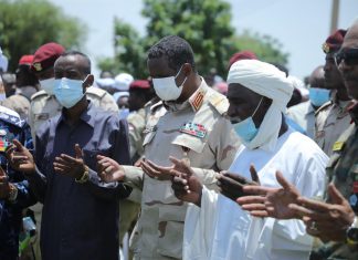 مواطنو الجنينة يشيعون 18 شهيدا قتلوا على يد متفلتين تشاديين مواطنو الجنينة يشيعون 18شهيدا قتلوا على يد متفلتين تشاديين