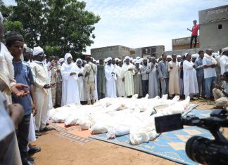 مقتل 18 سودانيا على يد مسلحين تشاديين وحميدتي يحضر التشييع ويعلن عن قرارات مقتل 18 سودانيا على يد مسلحين تشاديين وحميدتي يحضر التشييع ويعلن عن قرارات