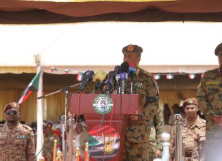 القائد العام للقوات المسلحة يؤكد إنحياز الجيش لخيارات الشعب القائد العام للقوات المسلحة يؤكد إنحياز الجيش لخيارات الشعب