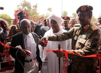 البرهان يفتتح ويضع حجر الأساس لمنشآت بمستشفى المك نمرالتعليمي بشندى البرهان يفتتح ويضع حجر الأساس لمنشآت بمستشفى المك نمرالتعليمي بشندى