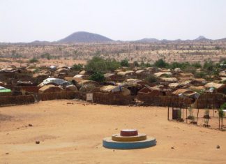 لاجئو معسكر نيفاشا يقبرون موتابهم داخل المنازل لاجئو معسكر نيفاشا يقبرون موتابهم داخل المنازل