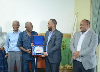 وزير الصحة يكرم لجنة التقصي التفصيلي للآثار الجانبية لتطعيم كورونا وزير الصحة يكرم لجنة التقصي التفصيلي للآثار الجانبية لتطعيم كورونا