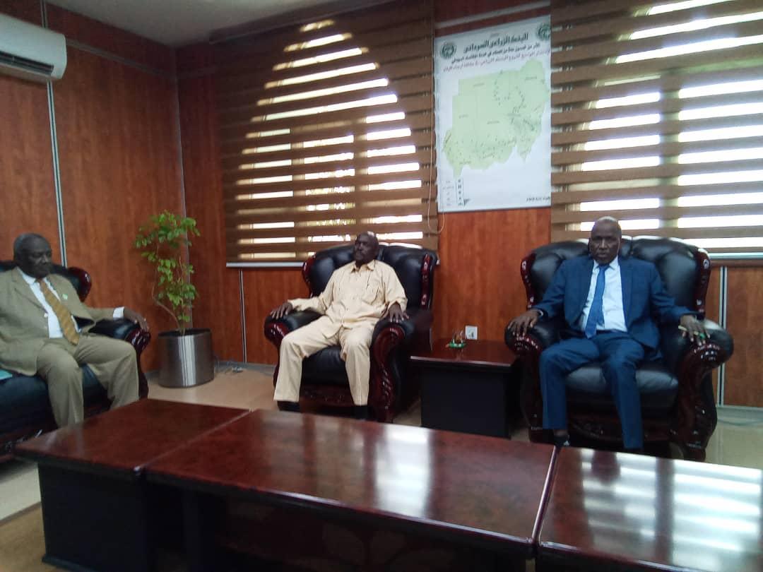 والي شرق دارفور يلتقي مدير البنك الزراعي السوداني والي شرق دارفور يلتقي مدير البنك الزراعي السوداني