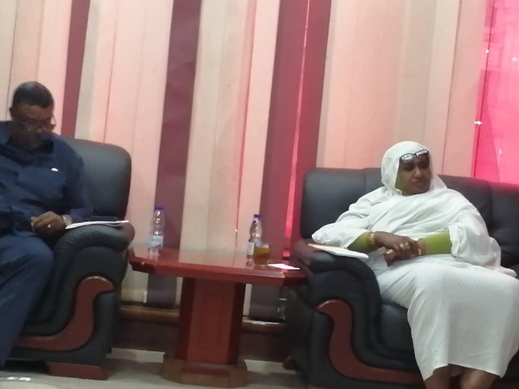 وزيرة التجارة والتموين تقنرح تنظيم ورشة عمل دورية لتنوير القاعدة. وزيرة التجارة والتموين تقنرح تنظيم ورشة عمل دورية لتنوير القاعدة.