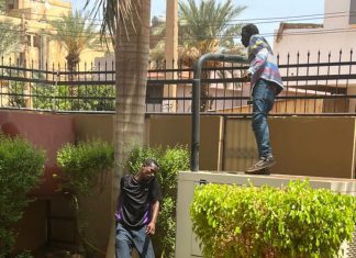 بالفيديو: عصابة تنتحل صفة الشرطة تتهجم على أسرة بالخرطوم في وضح النهار بالفيديو: عصابة تنتحل صفة الشرطة تتهجم على أسرة بالخرطوم في وضح النهار