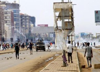 تظاهرات معارضة للانقلاب… وإضراب مرتقب ضد “سياسات الإفقار” تظاهرات معارضة للانقلاب… وإضراب مرتقب ضد “سياسات الإفقار”