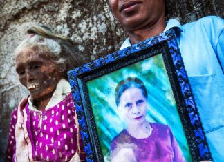 في إندونيسيا.. لماذا يخرجون الأموات من قبورهم كل 3 أعوام؟ في إندونيسيا.. لماذا يخرجون الأموات من قبورهم كل 3 أعوام؟