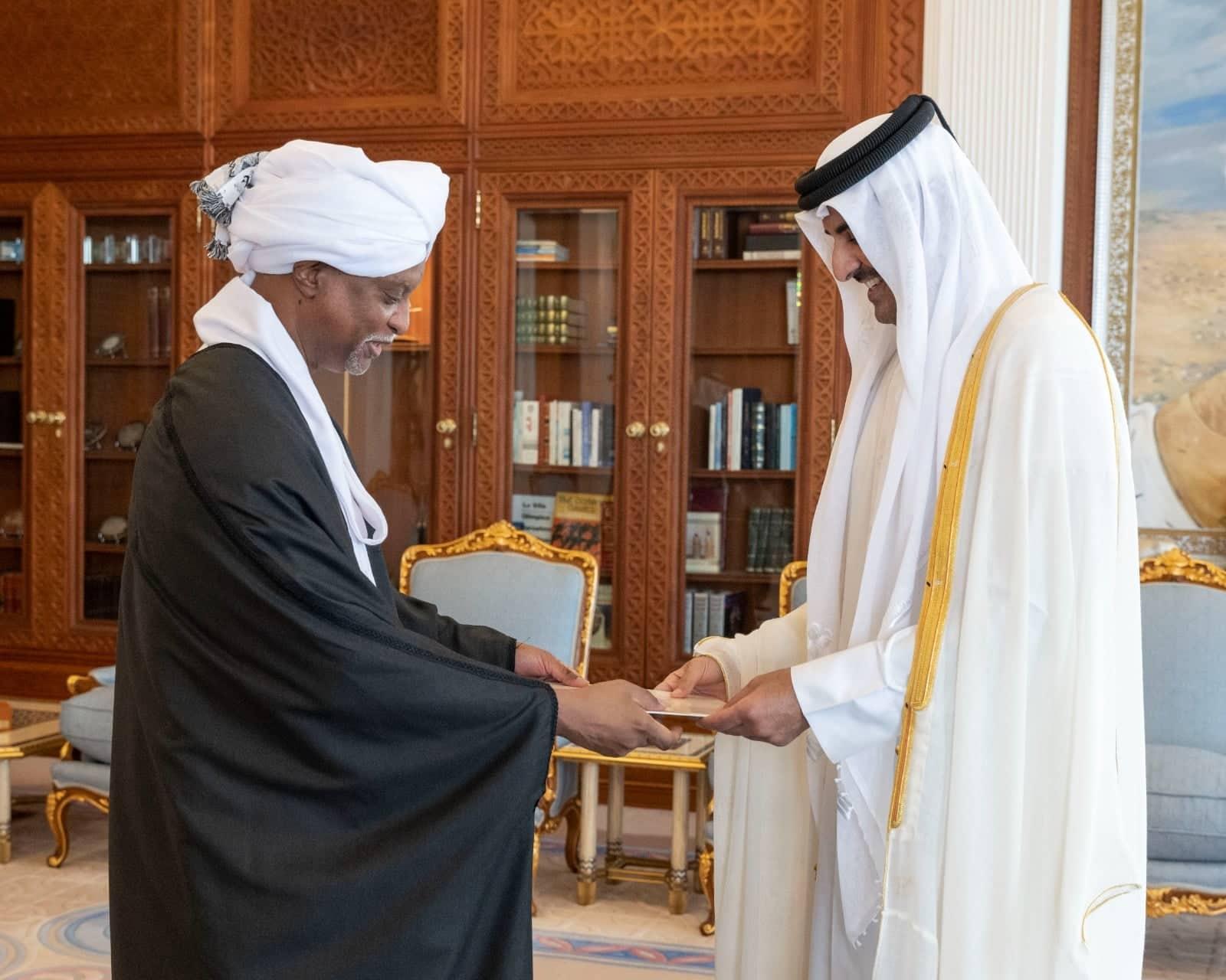 السفير أحمد عبدالرحمن سوار الدهب يقدم أوراق اعتماده لامير قطر