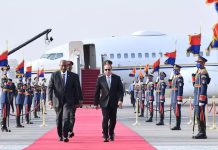 لماذا هبطت طائرة البرهان في مطار القاهرة؟