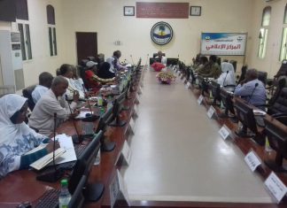 وزير البنى التحتية بنهر النيل يؤكد اهتمام الحكومة بالمتأثرين بالسيول وزير البنى التحتية بنهر النيل يؤكد اهتمام الحكومة بالمتأثرين بالسيول