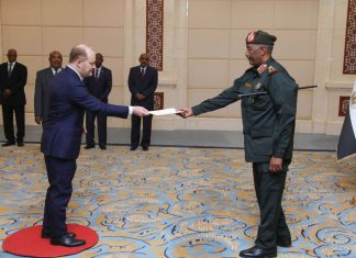 البرهان يتسلم أوراق اعتماد السفير الأمريكي الجديد في السودان البرهان يتسلم أوراق اعتماد جون غودفري سفيراللولايات المتحدة لدى السودان