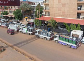 قوافل المساعدات الكويتية تتواصل لمتضرري السيول بالسودان قوافل المساعدات الكويتية تتواصل لمتضرري السيول بالسودان