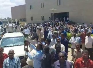 العاملون بالكهرباء في السودان يتحدون وزير الطاقة ويهددون بمعاقبة الشعب العاملون بالكهرباء في السودان يتحدون وزير الطاقة ويهددون بمعاقبة الشعب