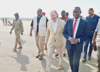 سفير أمريكا في السودان يقود وفدًا من الكونغرس ويصل دارفور سفير أمريكا لدى السودان يقود وفدًا من الكونغرس ويصل دارفور في أول زيارة رسمية خارج الخرطوم