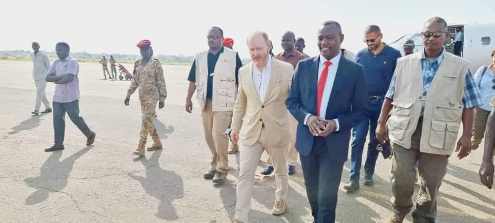 سفير أمريكا لدى السودان يقود وفدًا من الكونغرس ويصل دارفور في أول زيارة رسمية خارج الخرطوم سفير أمريكا لدى السودان يقود وفدًا من الكونغرس ويصل دارفور في أول زيارة رسمية خارج الخرطوم