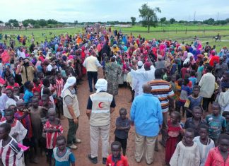 الهلال الأحمر الإماراتي يواصل تقديم المساعدات للمتأثرين بالسيول الهلال الأحمر الإماراتي يواصل تقديم المساعدات للمتأثرين بالسيول