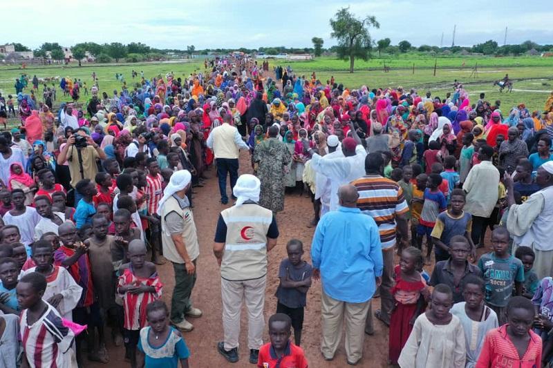 الهلال الأحمر الإماراتي يواصل تقديم المساعدات للمتأثرين بالسيول الهلال الأحمر الإماراتي يواصل تقديم المساعدات للمتأثرين بالسيول