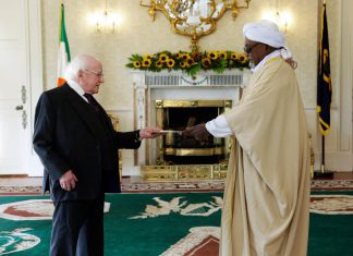 السفير عادل يوسف بانقا يقدم أوراق إعتماده للرئس الايرلندي السفير عادل يوسف بانقا يقدم أوراق إعتماده للرئس الايرلندي