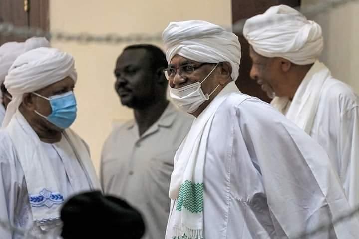 النيابة ترفض فتح بلاغات جديدة ضد البشير ونائبه الأول بتهمة الاستيلاء على تعويضات متضررين بالمليارات النيابة ترفض فتح بلاغات جديدة ضد البشير ونائبه الأول بتهمة الاستيلاء على تعويضات متضررين بالمليارات