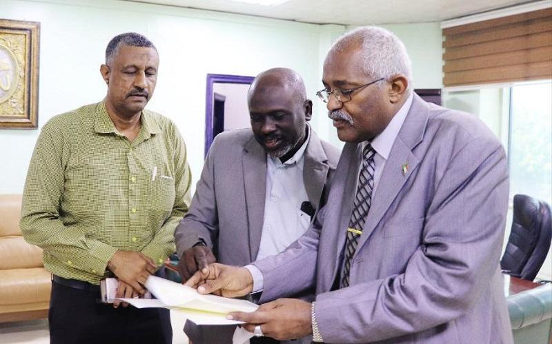 الحوري يتسلم توصيات الورشة التثقيفية لموجهي التربية والتعليم الحوري يتسلم توصيات الورشة التثقيفية لموجهي التربية والتعليم