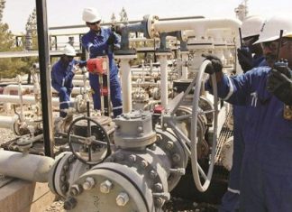 السودان.. اختطاف موظفين في شركة إنتاج نفطي ومحتجون يغلقون حقل ينتج 6 آلاف برميل يوميََا وكشف خسائر كارثية السودان.. اختطاف موظفين في شركة إنتاج نفطي ومحتجون يغلقون حقل ينتج 6 آلاف برميل يوميََا وكشف خسائر كارثية