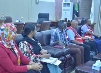 وزير الصحة يلتقي الفريق الطبي الجراحي للهلال الأحمر القطري وزير الصحة يلتقي الفريق الطبي الجراحي للهلال الأحمر القطري