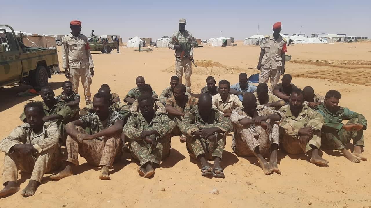 بكمين مُحكم ... قوات الدعم السريع توقف عصابة مسلحة بالصحراء بكمين مُحكم ... قوات الدعم السريع توقف عصابة مسلحة بالصحراء