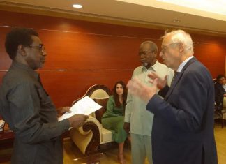 والي شمال كردفان المكلف يتسلم توصيات ورشة استخدامات الأراضي والمعادن والي شمال كردفان المكلف يتسلم توصيات ورشة استخدامات الأراضي والمعادن