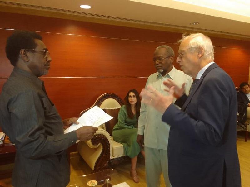 والي شمال كردفان المكلف يتسلم توصيات ورشة استخدامات الأراضي والمعادن والي شمال كردفان المكلف يتسلم توصيات ورشة استخدامات الأراضي والمعادن