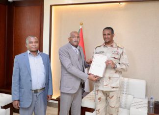 دقلو يتسلم نتيجة الشهادة السودانية ويهنئ الناجحين دقلو يتسلم نتيجة الشهادة السودانية ويهنئ الناجحين