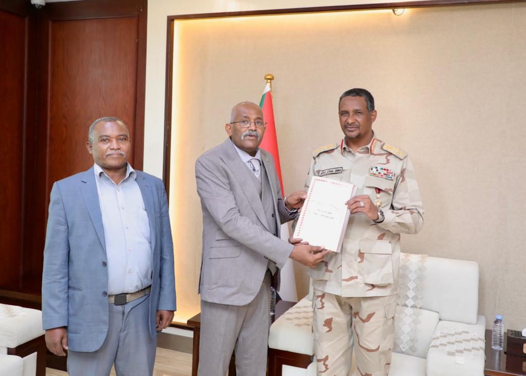 دقلو يتسلم نتيجة الشهادة السودانية ويهنئ الناجحين دقلو يتسلم نتيجة الشهادة السودانية ويهنئ الناجحين