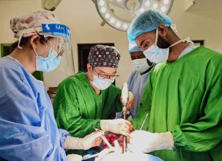 نجاح أول عملية لإستبدال كامل لمفصل المخروقة بمستشفي أبو عشر نجاح أول عملية لإستبدال كامل لمفصل المخروقة بمستشفي أبو عشر