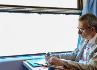 فولكر بيرتس يطالب بدمج القوات والحركات المسلحة في جيش موحد ويحذر من وجود 7 جيوش والانقلابات العسكرية ويوجه رسالة للقادة العسكريين ويرسم مخرج السودان لمرحلة انتقالية جديدة فولكر بيرتس يطالب بدمج القوات والحركات المسلحة في جيش موحد ويحذر من وجود 7 جيوش والانقلابات العسكرية ويوجه رسالة للقادة العسكريين ويرسم مخرج السودان لمرحلة انتقالية جديدة