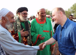 شاهد السفير الأمريكي مع “الصوفية والدراويش” بالصور.. السفير الأمريكي بالخرطوم داخل مقابر الشيخ حمد النيل مع “الصوفية والدراويش”