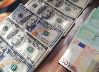 اليورو يتراجع أمام الدولار إلى أدنى مستوى له منذ عقدين اليورو يتراجع أمام الدولار إلى أدنى مستوى له منذ عقدين