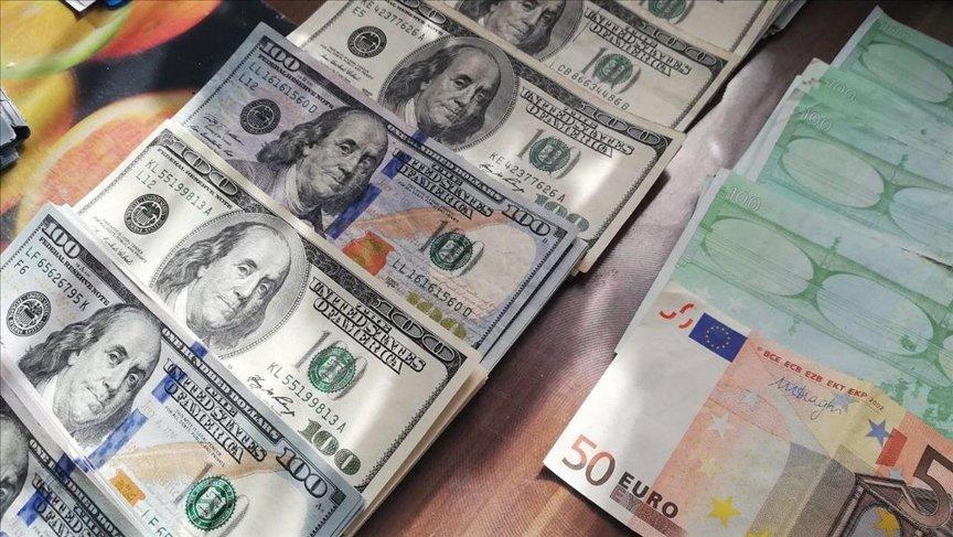 اليورو يتراجع أمام الدولار إلى أدنى مستوى له منذ عقدين اليورو يتراجع أمام الدولار إلى أدنى مستوى له منذ عقدين
