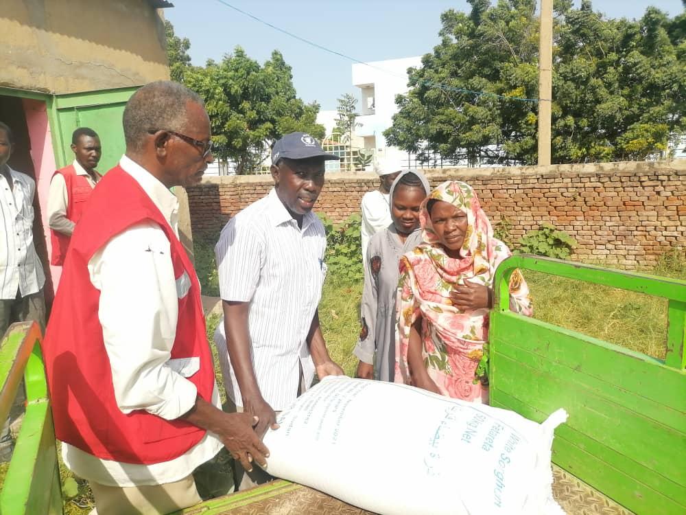 توزيع مواد غذائية ل١١٧٦ اسرة من النازحين القادمين لولاية سنار توزيع مواد غذائية ل١١٧٦ اسرة من النازحين القادمين لولاية سنار