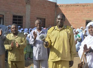 نائب مديرتنفيذى محلية جبل اولياءيقرع الجرس ايذانا ببدايةالعام الدراسي نائب مديرتنفيذى محلية جبل اولياءيقرع الجرس ايذانا ببدايةالعام الدراسي