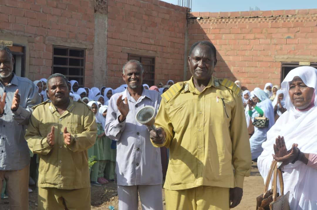نائب مديرتنفيذى محلية جبل اولياءيقرع الجرس ايذانا ببدايةالعام الدراسي